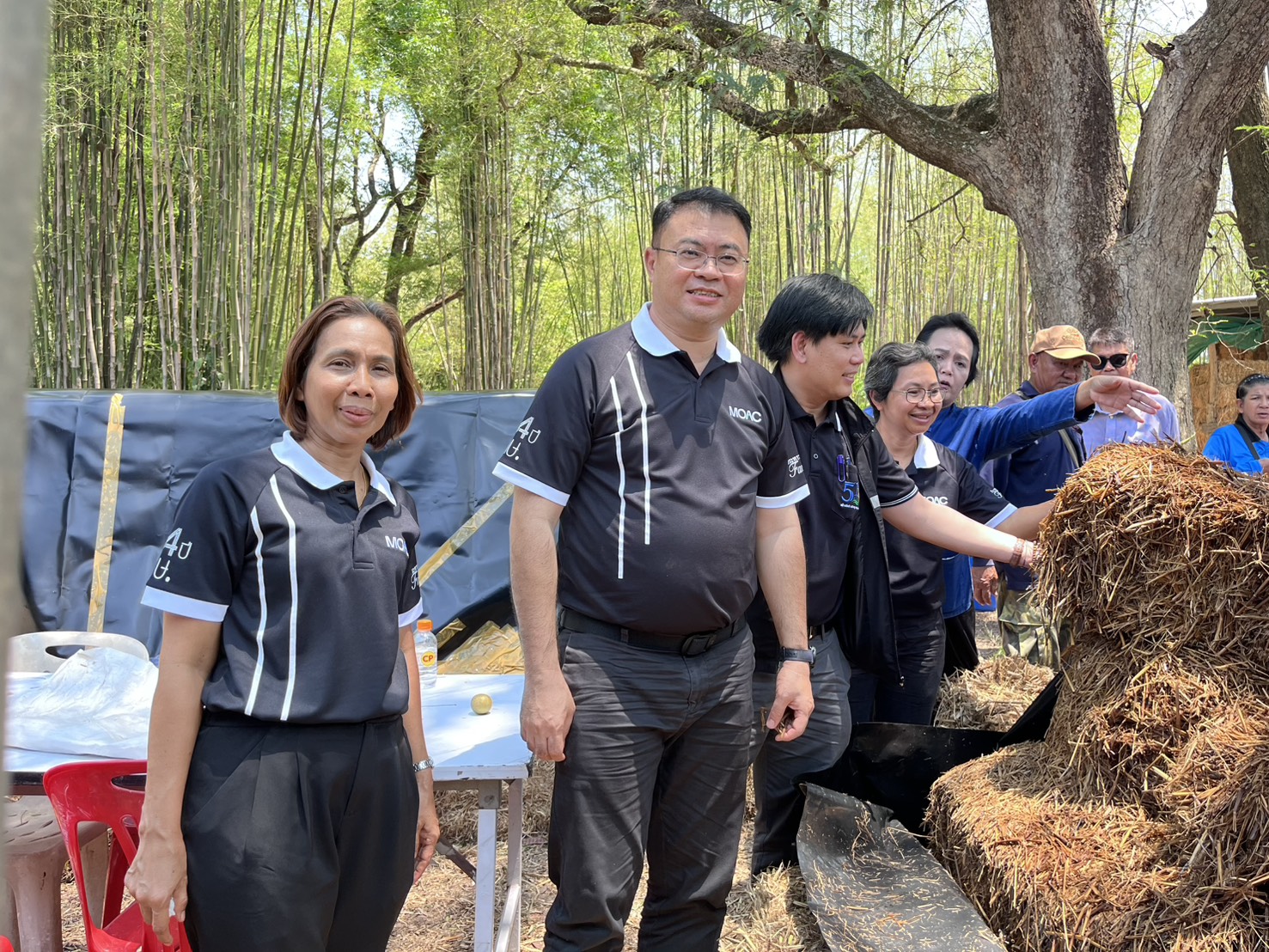 title - วันอังคารที่ 31 มีนาคม 2569 นายวิทูล ประดิษฐบุญ ปฏิรูปที่ดินจัังหวัดปราจีนบุรี พร้อมด้วย เจ้าหน้าที่ ส.ป.ก.ปราจีนบุรี เข้าร่วม กิจกรรมเปิดโครงการ Kick off การใช้ประโยชน์ จากฟางข้าวตาม 